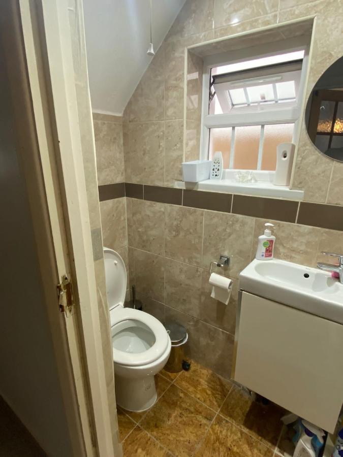Comfortable Single Bedroom With Free On Site Parking Kingston upon Thames  Luaran gambar