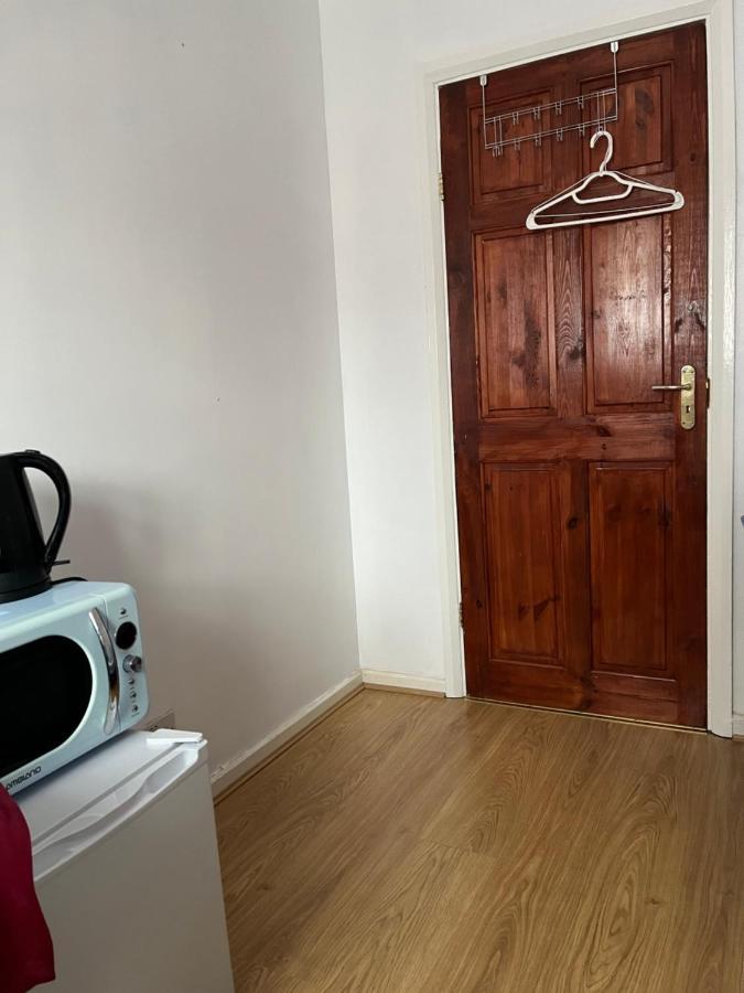 Comfortable Single Bedroom With Free On Site Parking Kingston upon Thames  Luaran gambar
